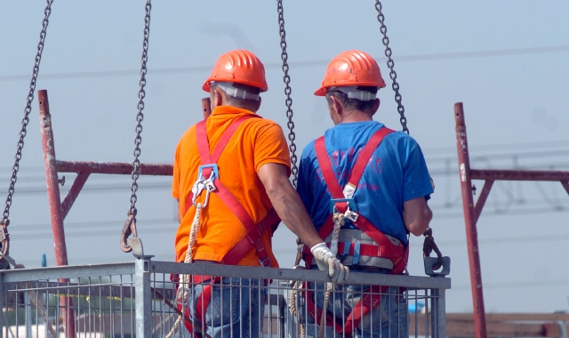 Vivono nel cantiere dove lavorano: sospesa l’attività