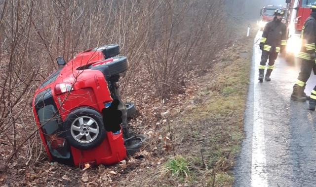 Il veicolo che si è ribaltato in via per Appiano