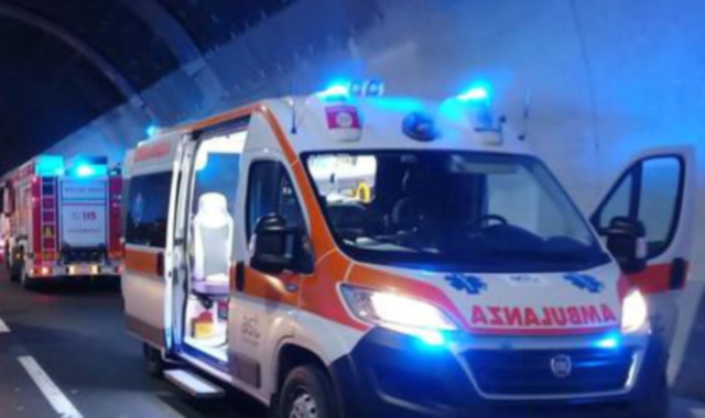 Sul posto ambulanze e vigili del fuoco (foto Archivio)