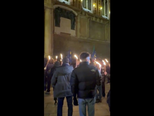 'Gioventù nazionale entra in Comune Bologna abusivamente'