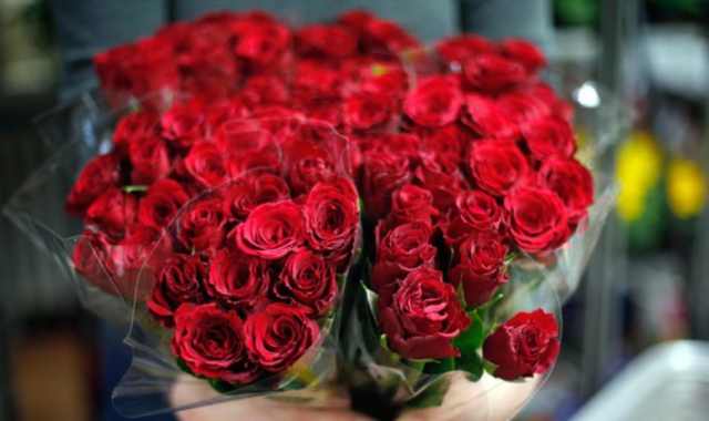 Nei magazzini della Cargo City abbondano bouquet di rose e altre essenze (foto Archivio)