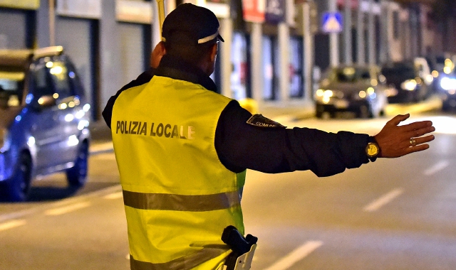 Varese, ubriaco in viale Valganna si ribella agli agenti