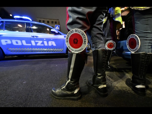 Accosta in corsia d'emergenza, muore investito da due tir