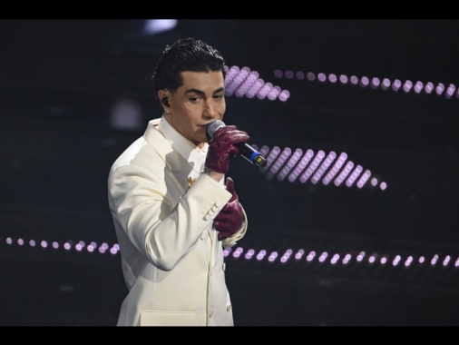 Guanti e trucco, spariscono i tatuaggi dal volto di Tony Effe