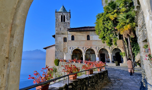 Uno scorcio di Santa Caterina del Sasso a Leggiuno