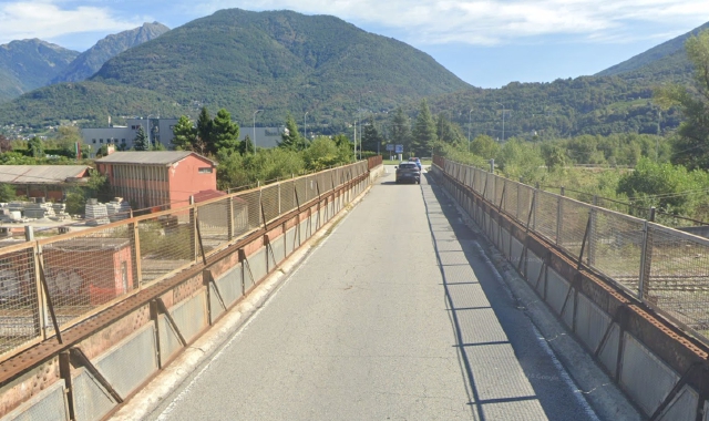 Il ponte sulla ferrovia del Sempione (foto Google Maps)