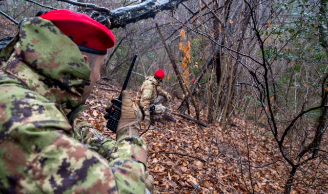 Un momento dell’operazione dei baschi rossi (foto Andrea Cogotti/BLITZ)