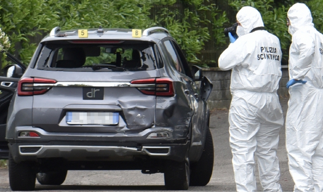 I rilievi della polizia di Stato sull’auto di Manfrinati, il 6 maggio a Varese (foto Blitz)