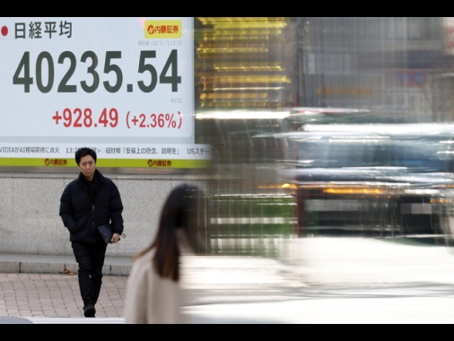 Borsa: Tokyo apre in rialzo, yen debole sul dollaro