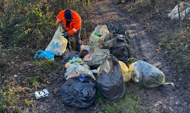 Rifiuti abbandonati: trasgressori incastrati dalle telecamere a Travedona