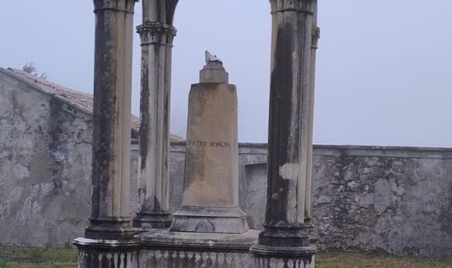 Statua decapitata a Ispra, la rabbia del sindaco