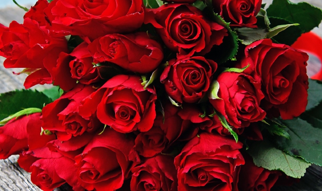 Il classico bouquet di rose rosse comunica un amore passionale e ardente