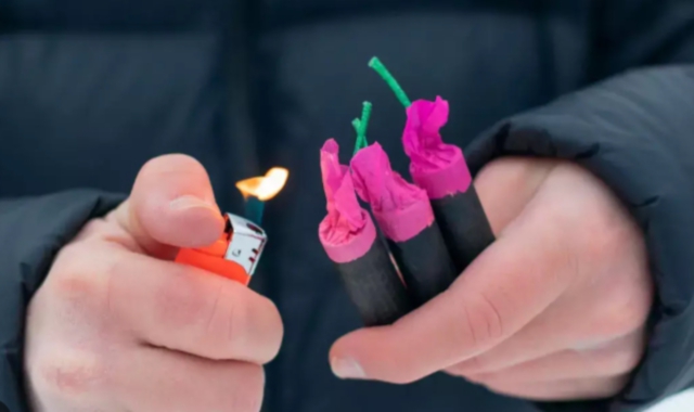 Petardi nel parcheggio, multa da 500 euro