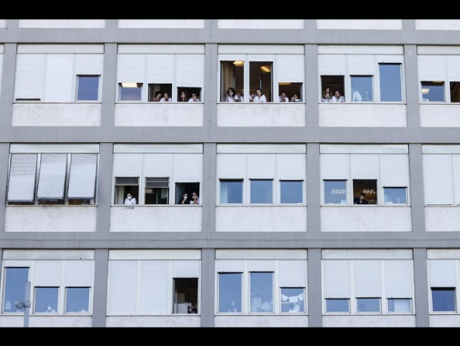 Il Papa si ricovera al Gemelli per la bronchite