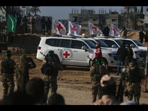 I 3 ostaggi israeliani liberati, consegnati a Croce Rossa