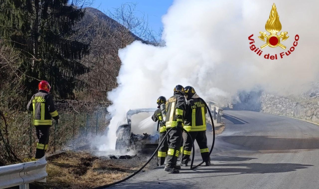 Auto in fiamme, salvo il conducente