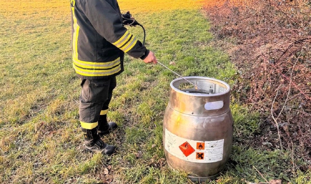 Tanica abbandonata, giallo a Fagnano