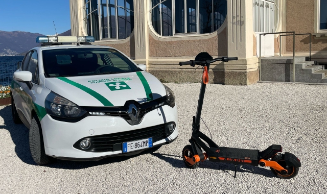 Luino, ragazzino ruba monopattino