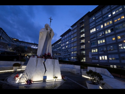Il Papa a riposo, non farà l'Angelus ma invierà un testo