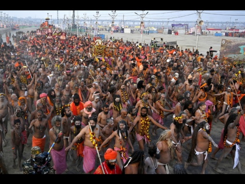 Salgono a 18 i morti nella ressa alla stazione di Delhi