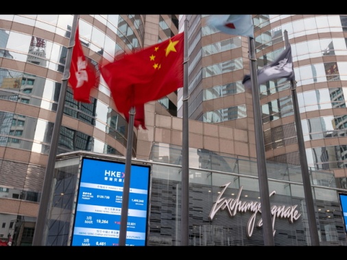 Borsa: Hong Kong positiva, apre a +0,56%
