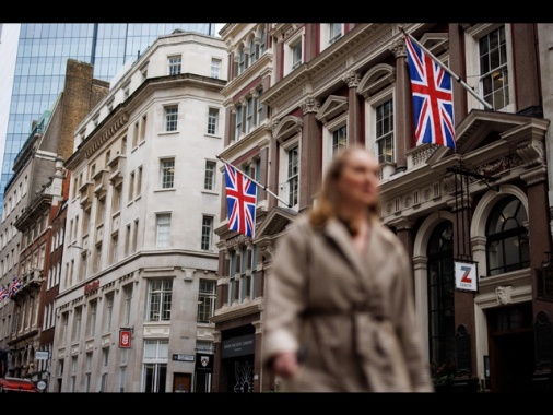 Borsa: l'Europa apre piatta, si guarda al vertice di Parigi