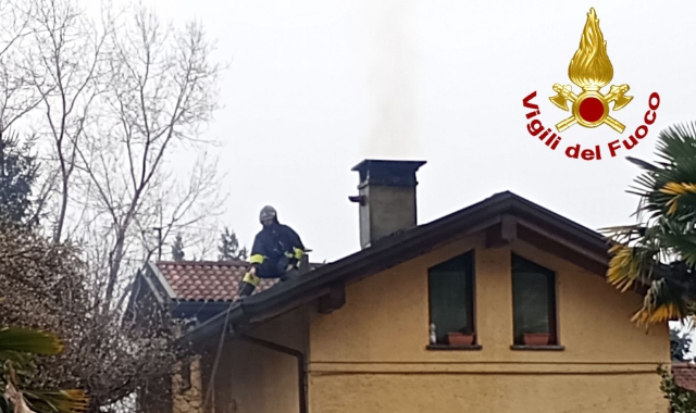 Tetto in fiamme, paura a Besozzo