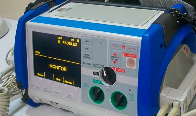 Malore fuori dal bar, salvato dai carabinieri