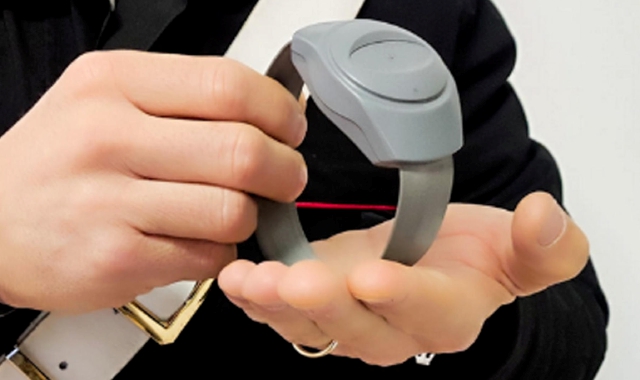 Un braccialetto elettronico (foto Archivio)