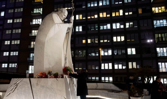I fedeli portano fiori e lumini davanti al Policlinico Gemelli (foto Massimo Percossi/ANSA)