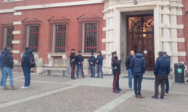 Le forze dell’ordine davanti al Tribunale di Varese  (foto Blitz)