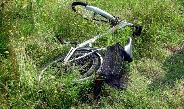 Il 50enne aveva spostato la bici al margine della carreggiata (foto Archivio)