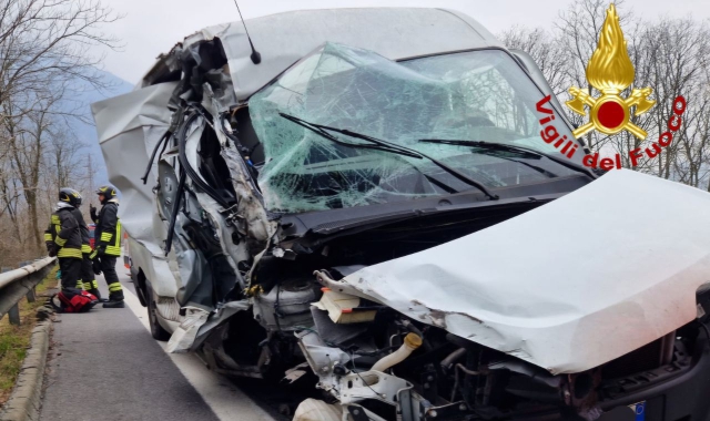 Scontro tra furgone e tir, caos sul Sempione