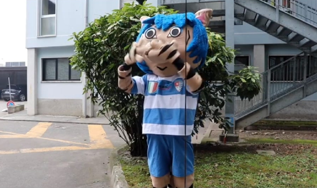 Tigrotto1919, la mascotte dei Tigrotti, insieme alla presidente della Pro Patria Patrizia Testa. Sotto, i partecipanti alla presentazione di ieri (Blitz)