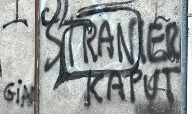 Le scritte contro gli stranieri che sono state cancellate 