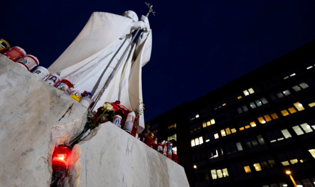 I lumini di Papa Francesco, sotto la statua di Giovanni Paolo II, al policlinico Gemelli, dove è ricoverato il Pontefice (foto Massimo Percossi/ANSA)