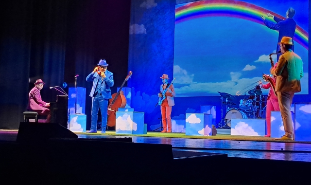 Elio sul palco del Teatro di Varese