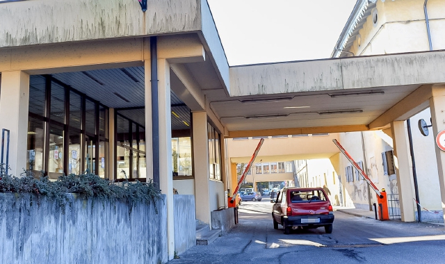“Armato” di forbici, dà in escandescenze: paura al Pronto soccorso di Cittiglio