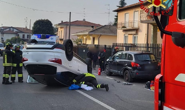 Jerago con Orago, auto si ribalta: donna soccorsa