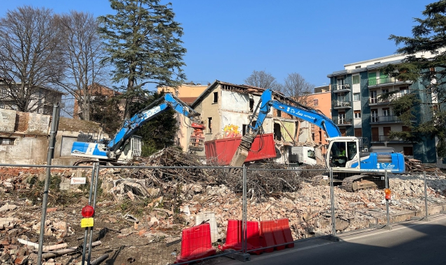 L’intervento in corso in via Lazio