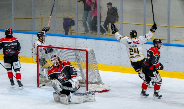 Il gol decisivo dei Mastini all’overtime (foto Andrea Cogotti, Blitz)