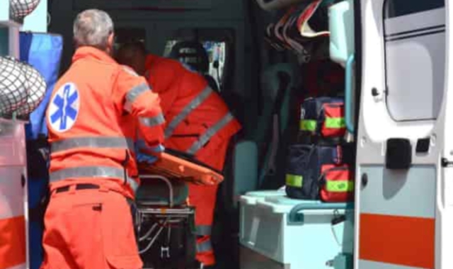 L’equipe del 118 ha provato a rianimare il pensionato, ma non c’è stato nulla da fare (foto Archivio)