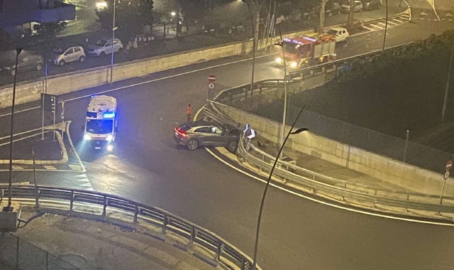 Schianto in largo Flaiano, alla guida un 15enne