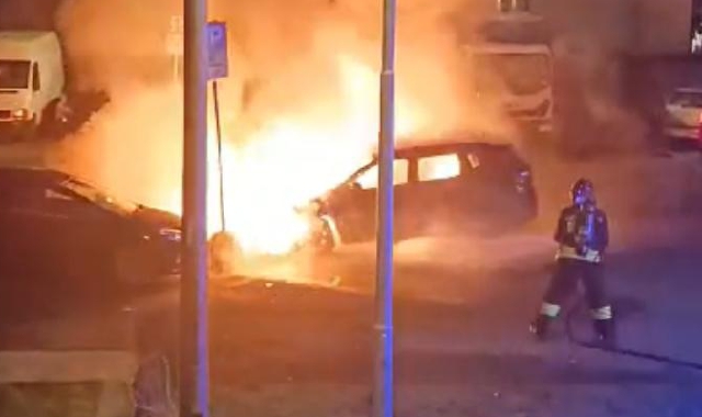 Le auto in preda alle fiamme