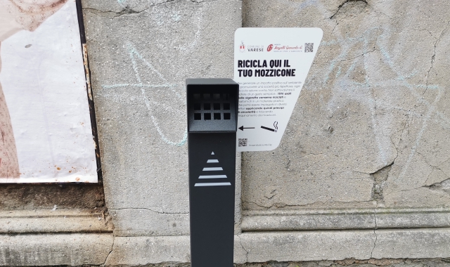 Il posacenere ecologico nell’isola pedonale