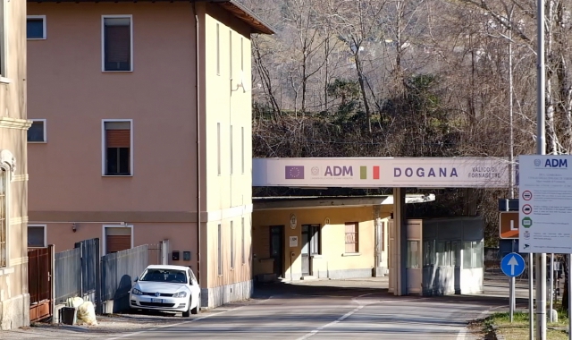    L’ex caserma dei carabinieri di Fornasette si trova a pochi metri dal confine svizzero: potrebbe ospitare sedici richiedenti asilo