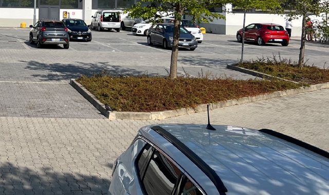 Il parcheggio dove è avvenuto il furto con lo stratagemma della moneta