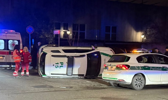 L’auto della polizia locale rovesciata a causa dell’incidente
