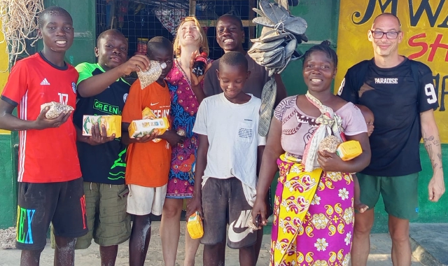 Due immagini che testimoniano l’entusiasmo che ha circondato la “missione” di Valentino e Nicoletta nei villaggi del Kenya