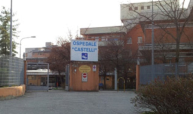 Crea il caos in ospedale e ferisce un poliziotto: arrestato